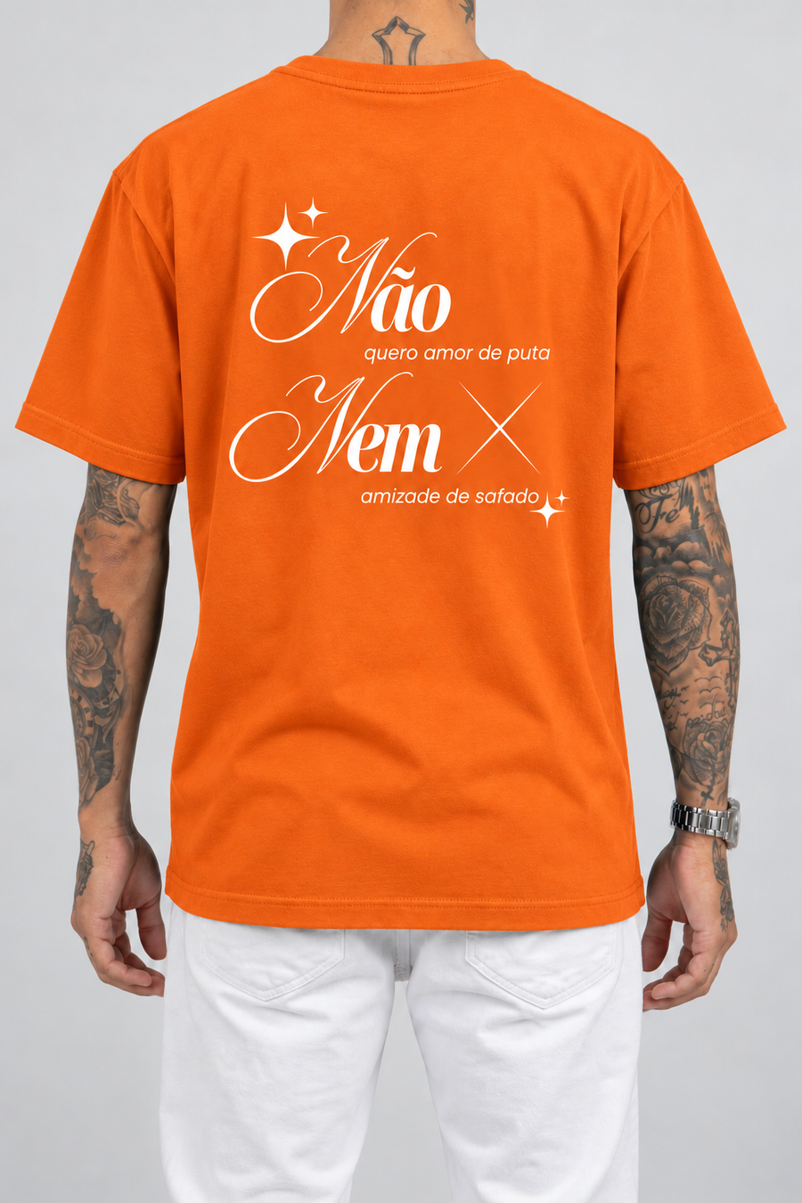 Cor: Laranja | Costas | Camiseta Não Quero Amor de Put4, Nem Amizade de Safado (Verso)