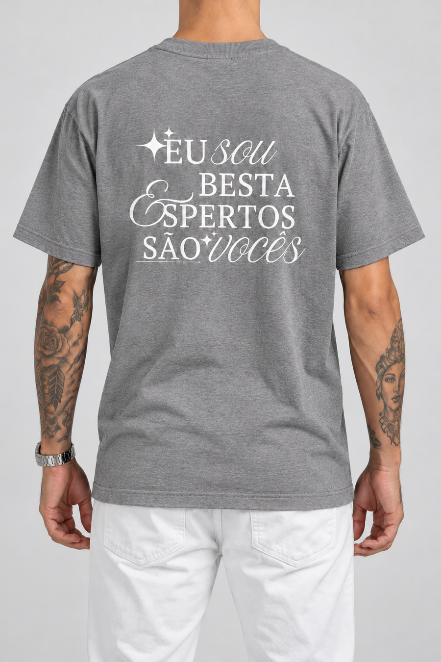 Cor: Cinza | Costas | Camiseta Eu Sou Besta, Espertos São Vocês (Verso)