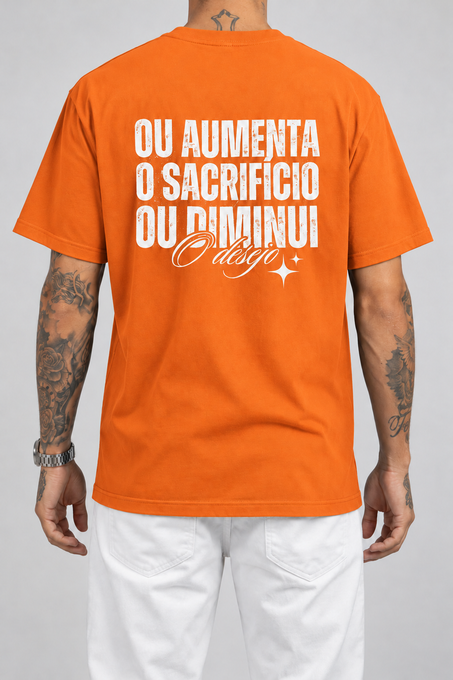 Cor: Laranja | Costas | Camiseta Ou Aumenta o Sacrifício Ou Diminui o Desejo (Verso)