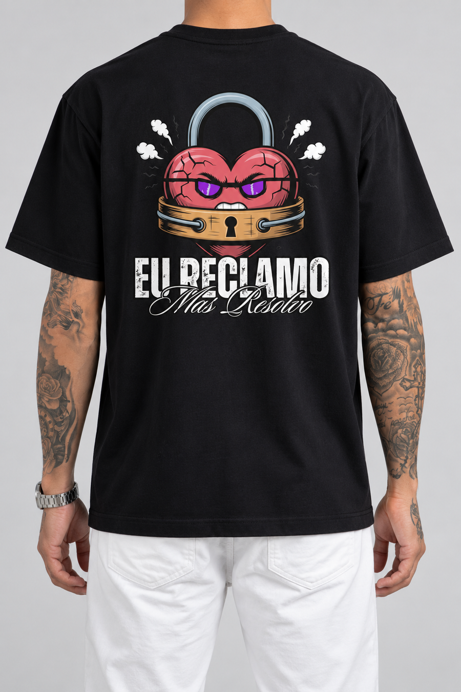 Camiseta Eu Reclamo Mas Resolvo (Verso) — estúdio sem rosto
