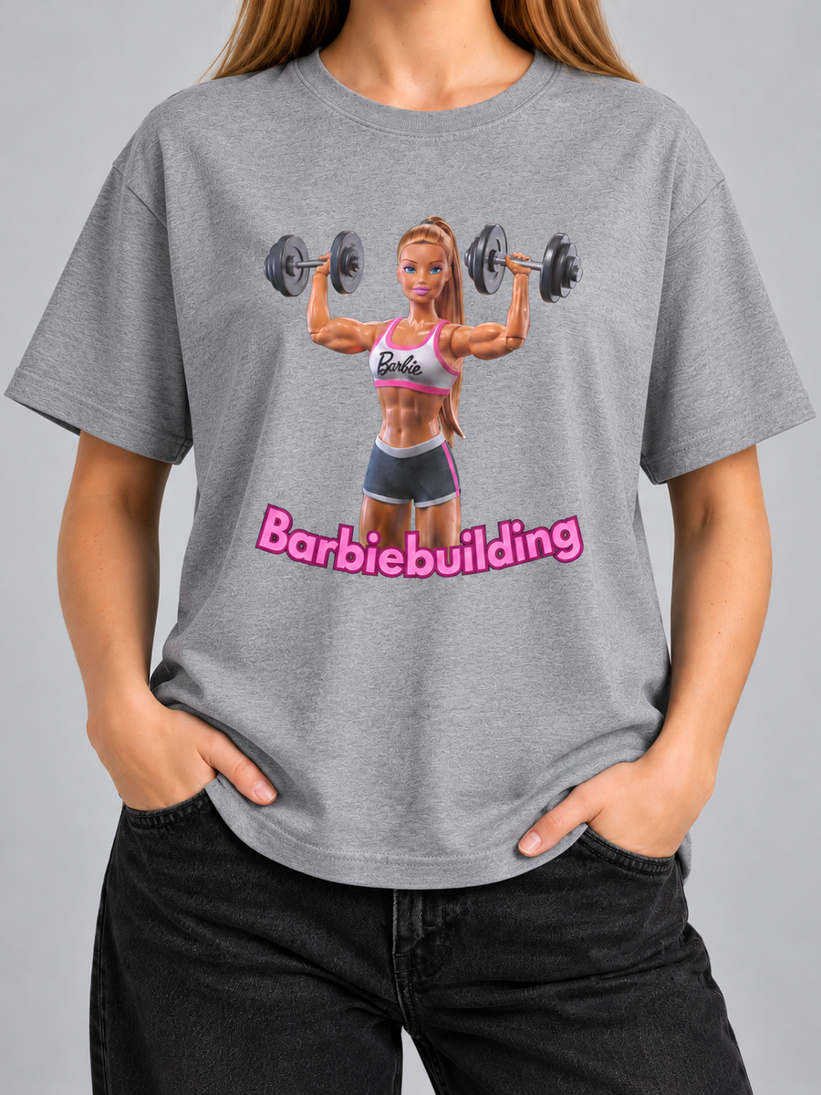 Cor: Cinza | Frente | Camiseta Barbiebuilding (Várias Cores) | Unissex, caimento solto, sem rosto