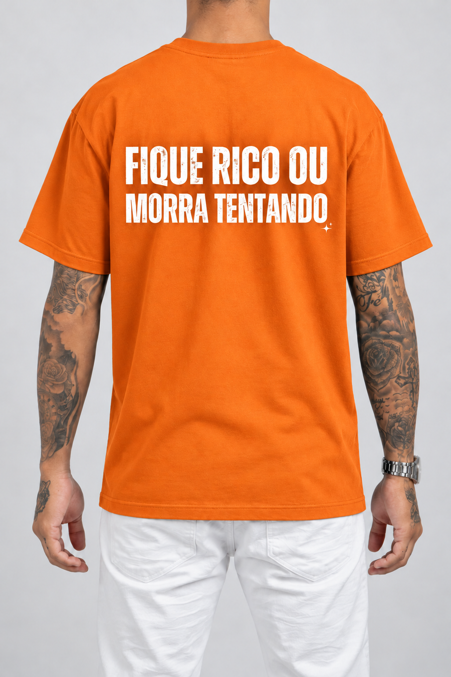 Cor: Laranja | Costas | Camiseta Fique Rico ou Morra Tentando (Verso)