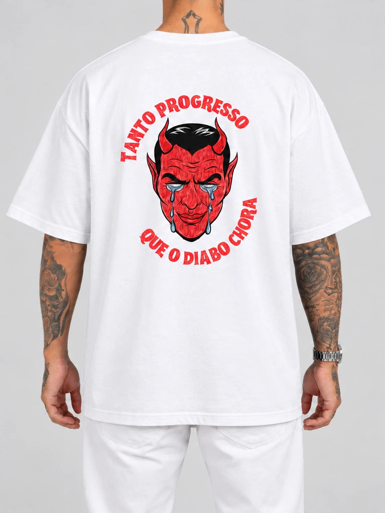 Cor: Branco | Costas | Oversized — Camiseta Tanto Progresso Que O Diabo Chora (Verso)