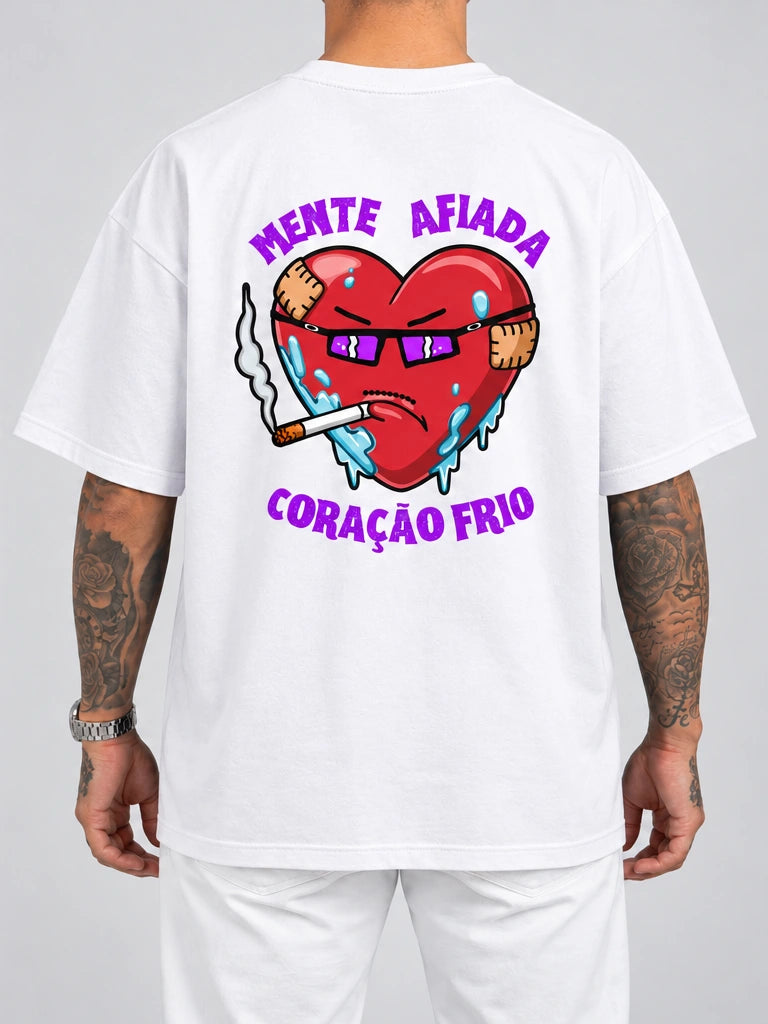 Cor: Branco | Costas | Oversized — Camiseta Mente Afiada Coração Frio (Verso)