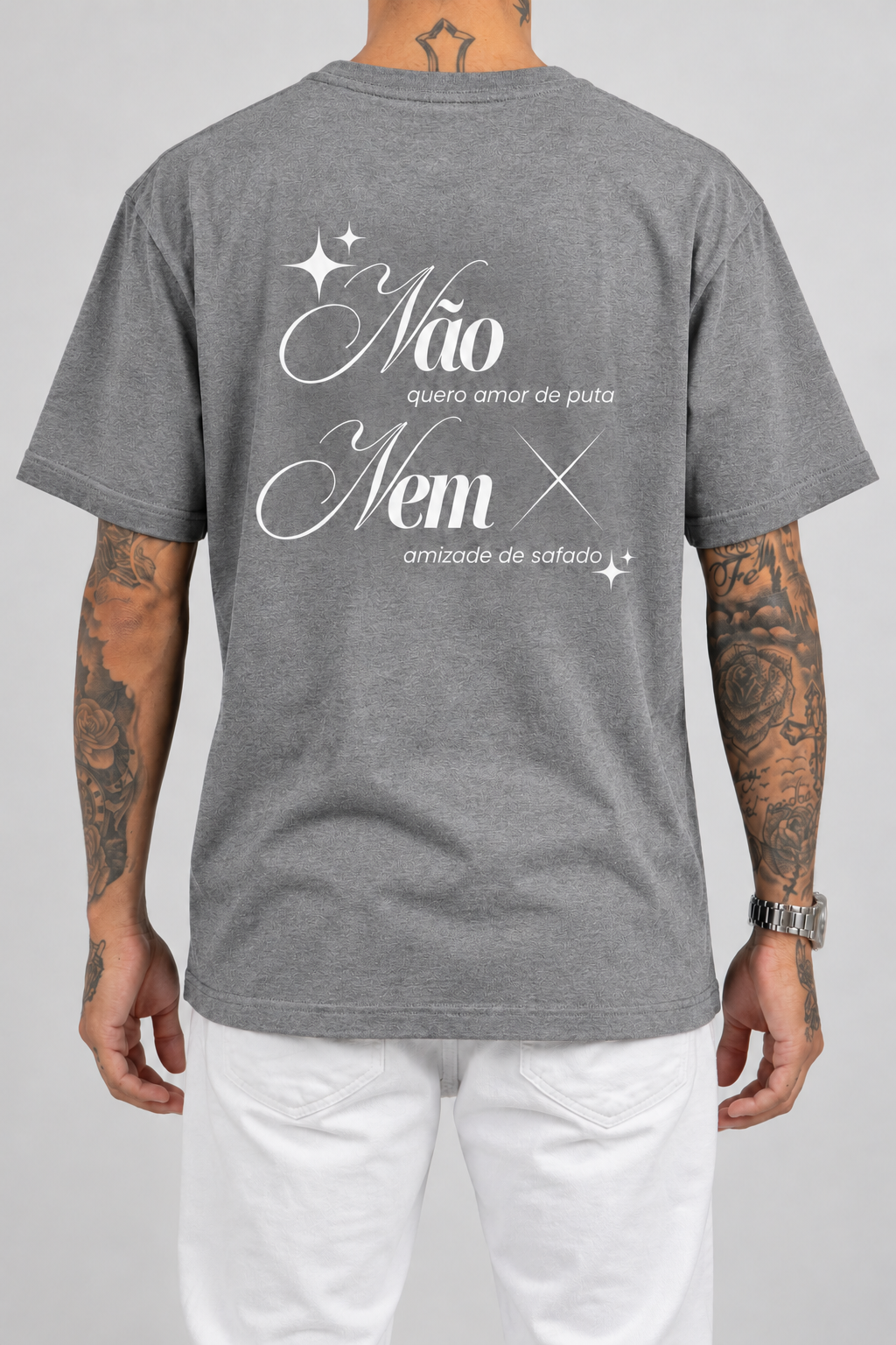 Cor: Cinza | Costas | Camiseta Não Quero Amor de Put4, Nem Amizade de Safado (Verso)