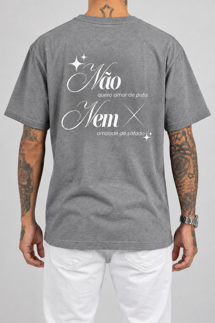 Cor: Cinza | Costas | Camiseta Não Quero Amor de Put4, Nem Amizade de Safado (Verso)