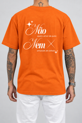 Cor: Laranja | Costas | Camiseta Não Quero Amor de Put4, Nem Amizade de Safado (Verso)