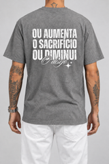 Cor: Cinza | Costas | Camiseta Ou Aumenta o Sacrifício Ou Diminui o Desejo (Verso)
