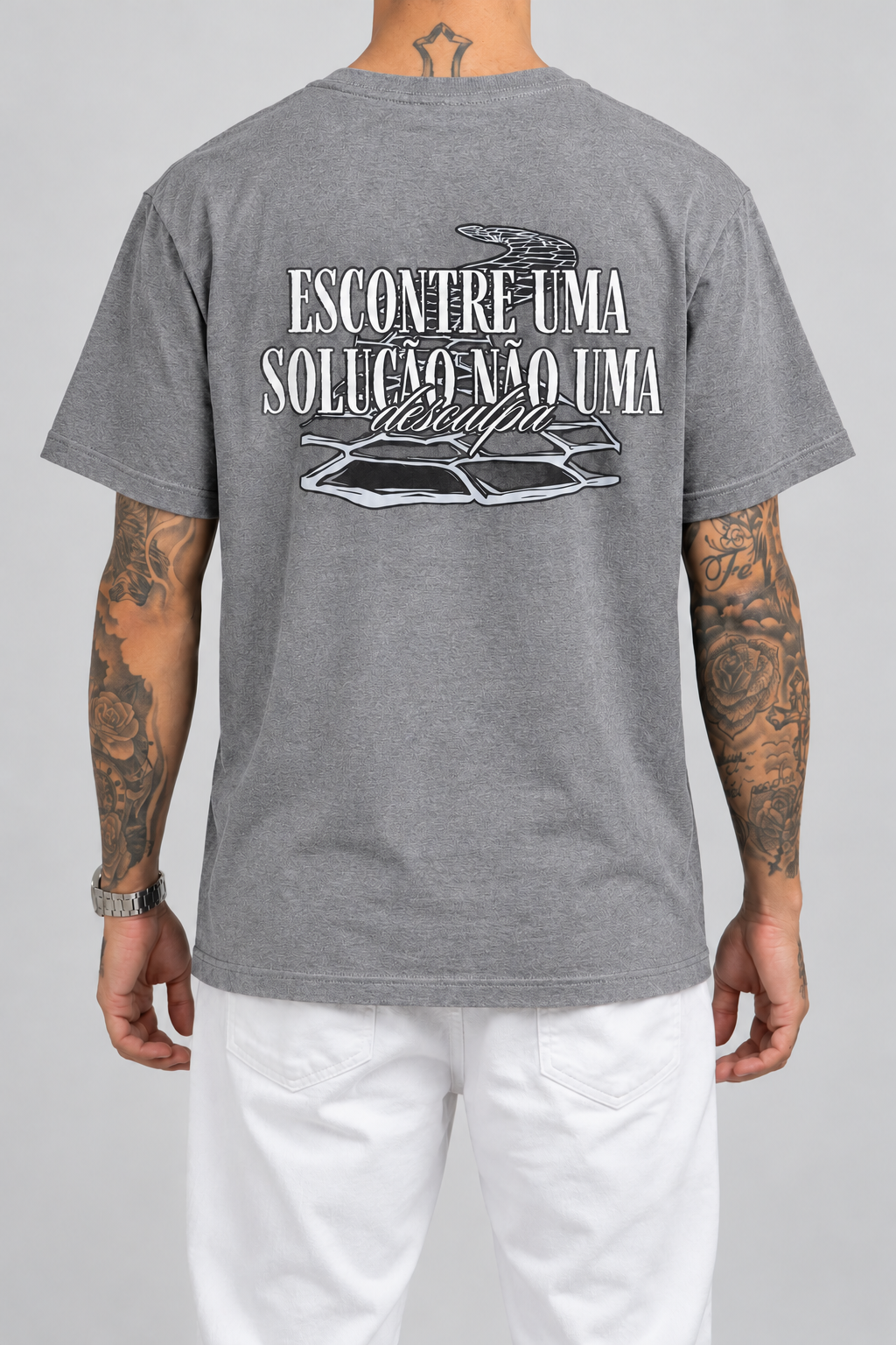 Cor: Cinza | Costas | Camiseta Encontre uma Solução, Não uma Desculpa (Verso)