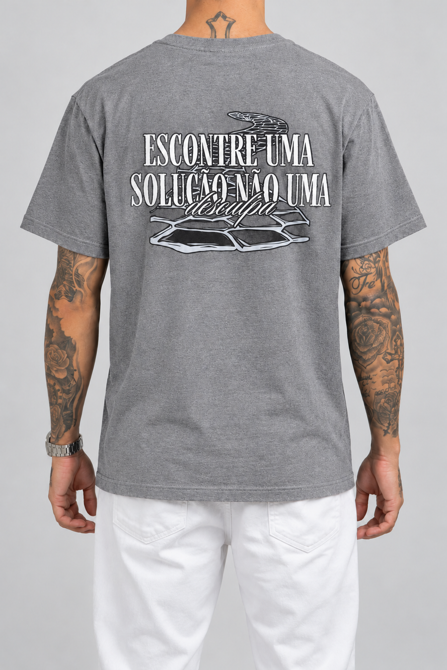Cor: Cinza | Costas | Camiseta Encontre uma Solução, Não uma Desculpa (Verso)