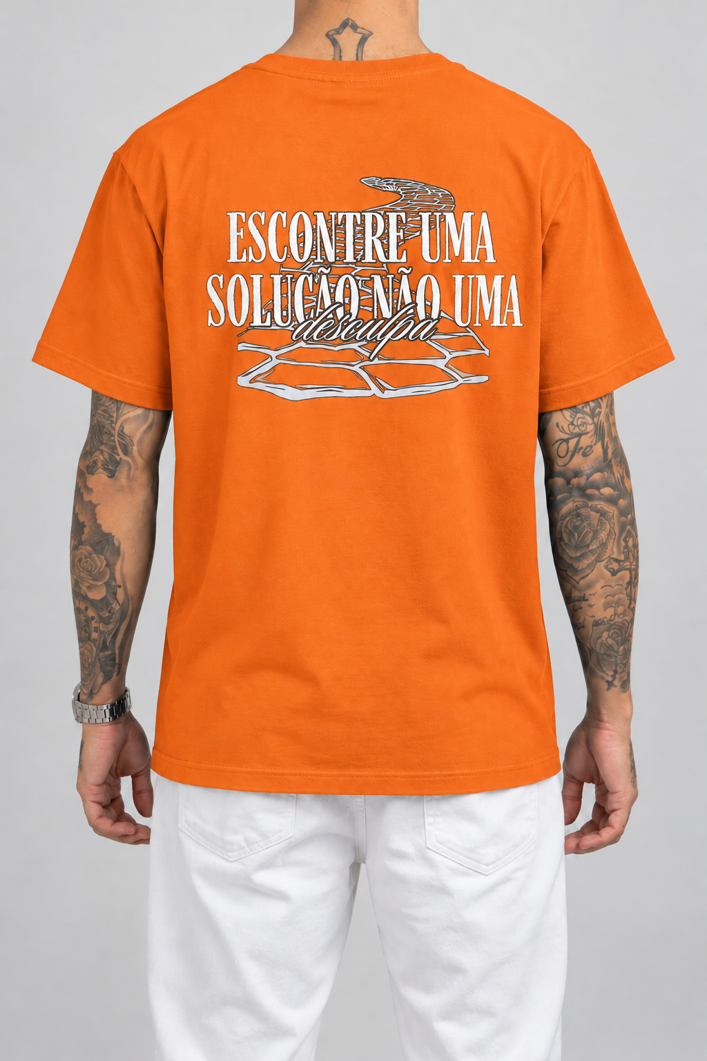 Cor: Laranja | Costas | Camiseta Encontre uma Solução, Não uma Desculpa (Verso)