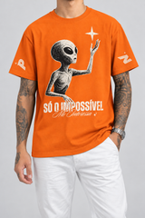 Cor: Laranja | Frente | Camiseta Só o Impossível me Interessa Pano Novo Preto (Frente)