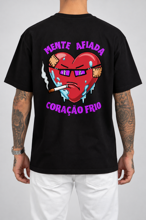 Camiseta Mente Afiada Coração Frio (Verso) — estúdio sem rosto