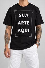 Camiseta Unissex Sua Estampa Aqui (FRENTE) — estúdio sem rosto