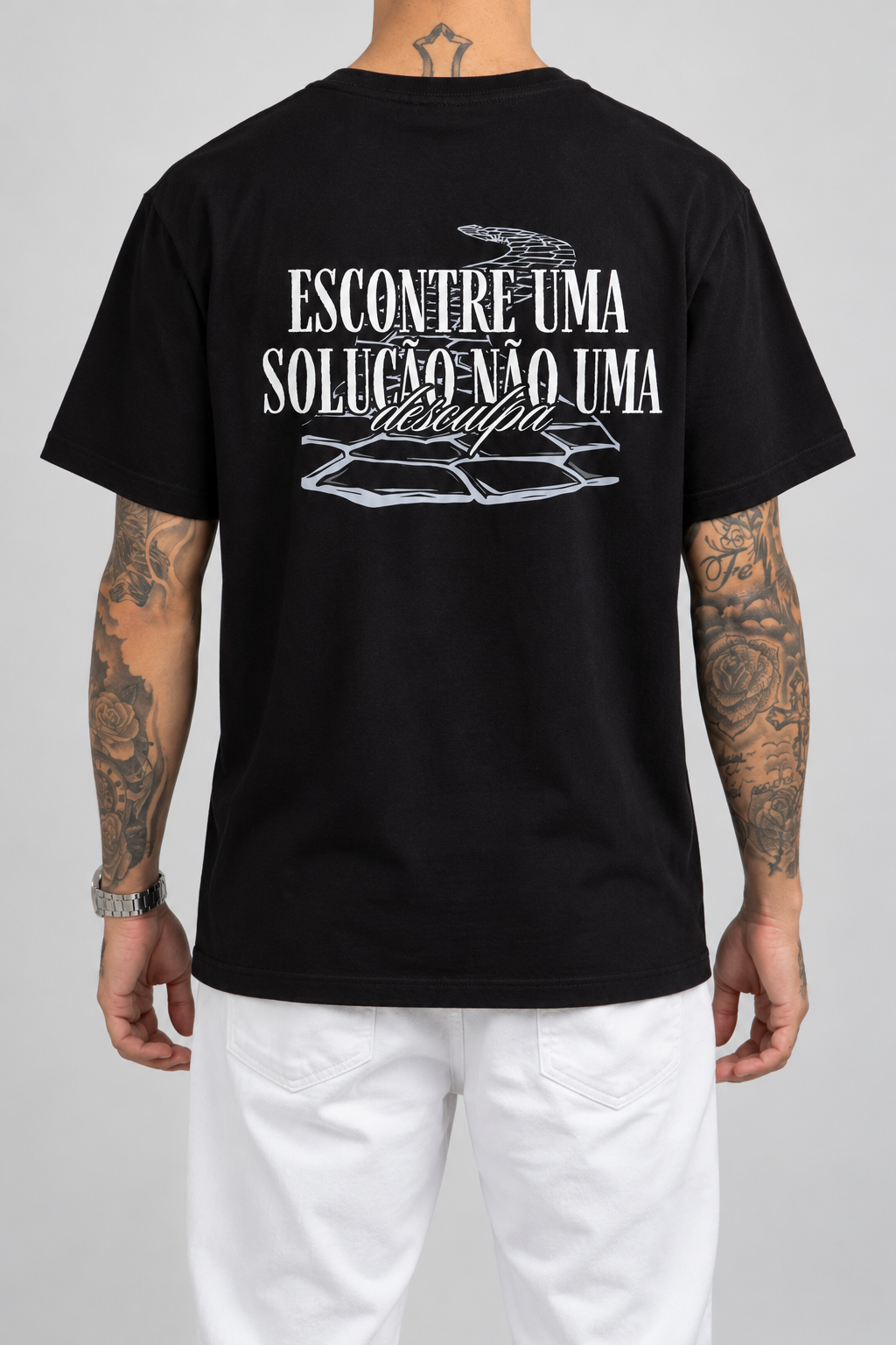 Camiseta Encontre uma Solução, Não uma Desculpa (Verso) — estúdio sem rosto