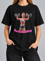 Camiseta Barbiebuilding (Várias Cores) — estúdio sem rosto | Unissex, caimento solto, sem rosto