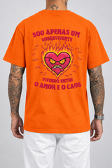 Cor: Laranja | Costas | Camiseta Sou Apenas Um Sobrevivente (Verso)
