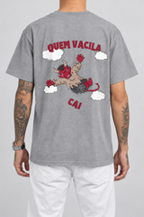 Cor: Cinza | Costas | Camiseta Quem Vacila Cai (Verso)