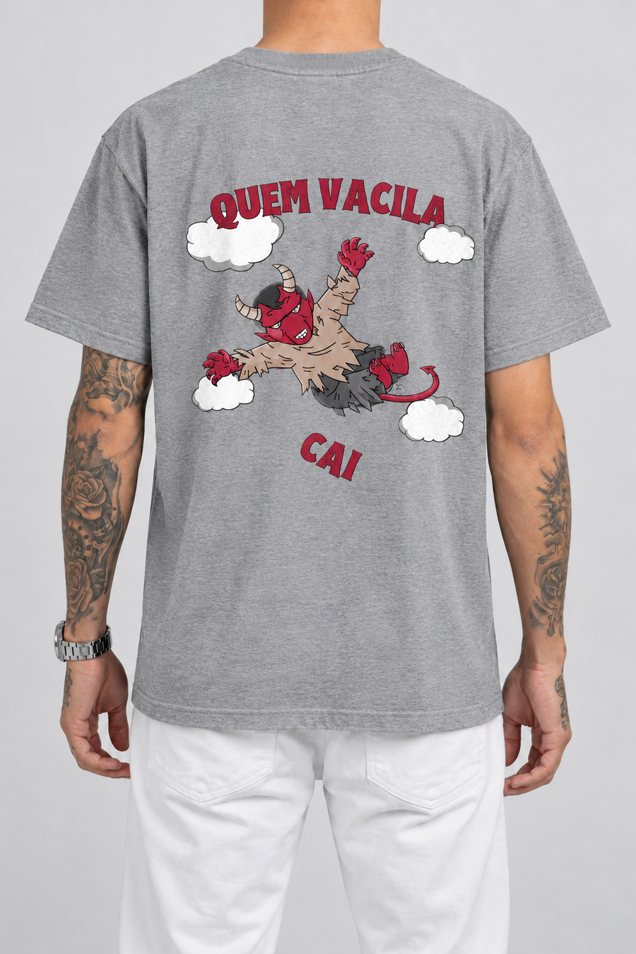 Cor: Cinza | Costas | Camiseta Quem Vacila Cai (Verso)