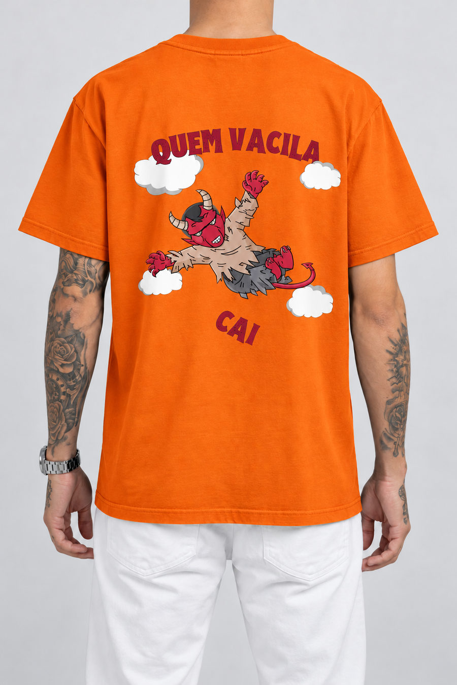 Cor: Laranja | Costas | Camiseta Quem Vacila Cai (Verso)
