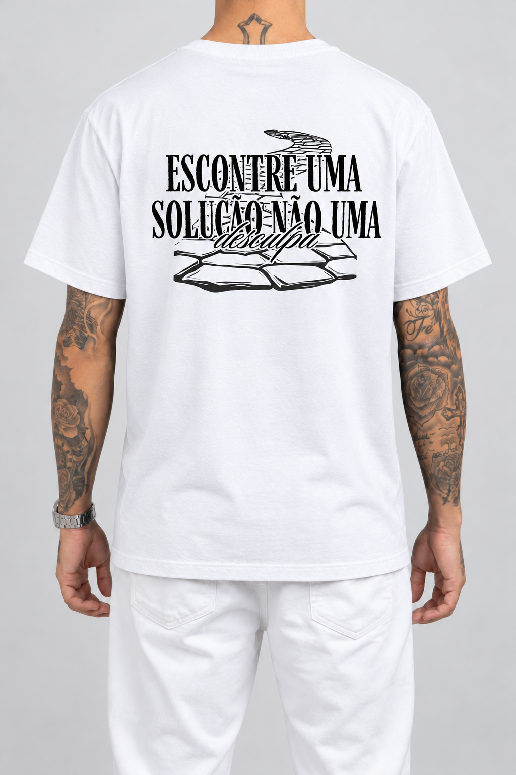 Cor: Branco | Costas | Camiseta Encontre uma Solução, Não uma Desculpa (Verso)
