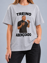 Cor: Cinza | Frente | Camiseta Treino Abençoado (Várias Cores) | Unissex, caimento solto, sem rosto
