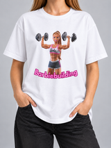 Cor: Branco | Frente | Camiseta Barbiebuilding (Várias Cores) | Unissex, caimento solto, sem rosto