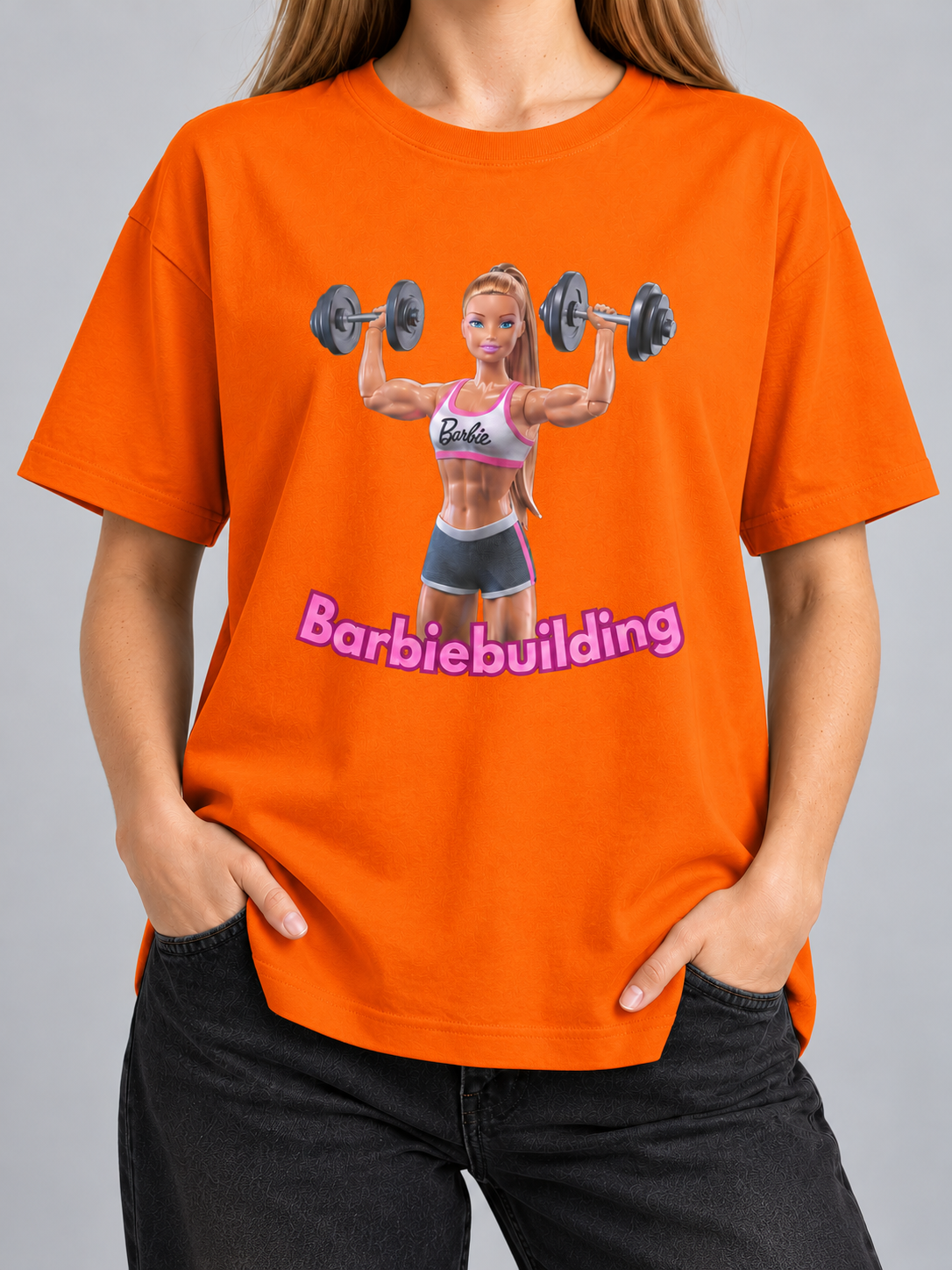 Cor: Laranja | Frente | Camiseta Barbiebuilding (Várias Cores) | Unissex, caimento solto, sem rosto