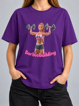 Cor: Roxo | Frente | Camiseta Barbiebuilding (Várias Cores) | Unissex, caimento solto, sem rosto