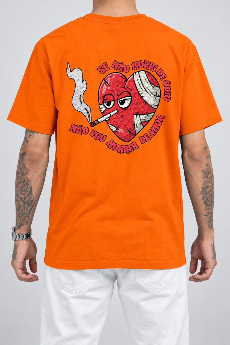 Cor: Laranja | Costas | Camiseta Se Não Morri De Ódio Não Vou Morrer de Amor (Verso)