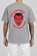 Cor: Cinza | Costas | Camiseta Tanto Progresso Que O Diabo Chora (Verso)
