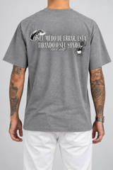Cor: Cinza | Costas | Camiseta Seu Medo de Errar Está Tirando o Seu Sonho, Acorde (Verso)