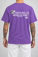 Cor: Roxo | Costas | Camiseta Seu Medo de Errar Está Tirando o Seu Sonho, Acorde (Verso)