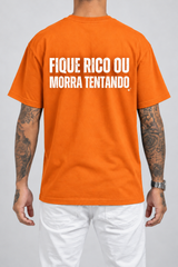 Cor: Laranja | Costas | Camiseta Fique Rico ou Morra Tentando (Verso)