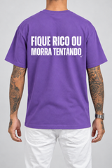 Cor: Roxo | Costas | Camiseta Fique Rico ou Morra Tentando (Verso)