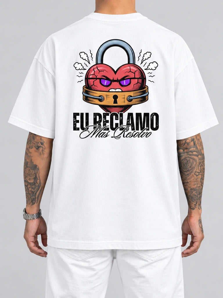 Cor: Branco | Costas | Oversized — Camiseta Eu Reclamo Mas Resolvo (Verso)