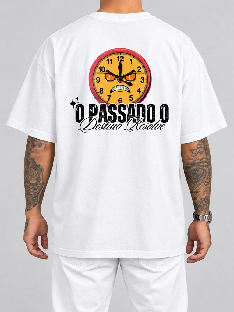 Cor: Branco | Costas | Oversized — Camiseta O Passado o Destino Resolve (Verso)