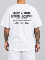Cor: Branco | Costas | Oversized — Camiseta Sonhos se Tornam Realidade, Quando Você não Dorme (Verso)
