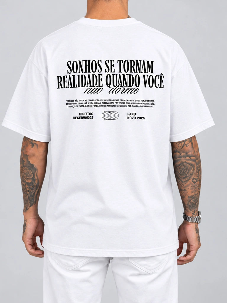 Cor: Branco | Costas | Oversized — Camiseta Sonhos se Tornam Realidade, Quando Você não Dorme (Verso)