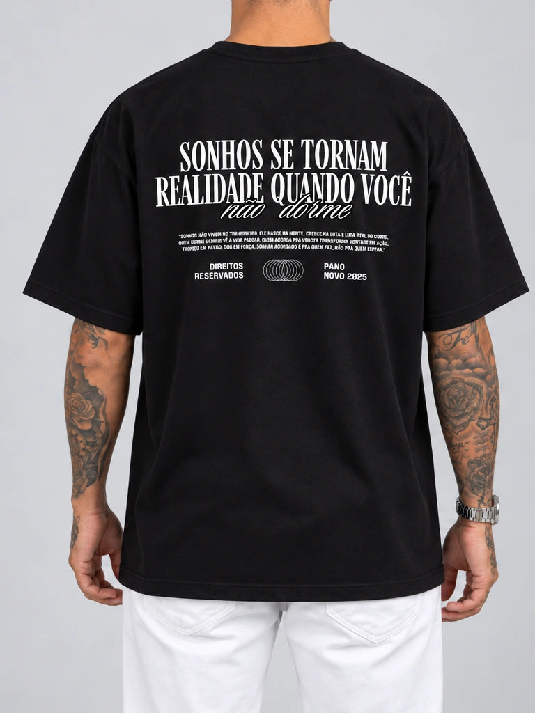 Cor: Preto | Costas | Oversized — Camiseta Sonhos se Tornam Realidade, Quando Você não Dorme (Verso)