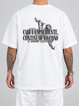 Cor: Branco | Costas | Oversized — Camiseta Cair é um Acidente, Continuar no Chão é uma Escolha (Verso)