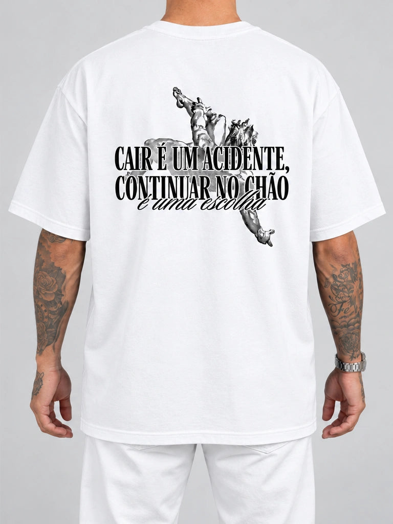 Cor: Branco | Costas | Oversized — Camiseta Cair é um Acidente, Continuar no Chão é uma Escolha (Verso)