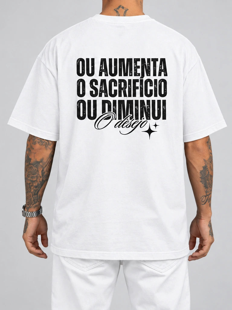 Cor: Branco | Costas | Oversized — Camiseta Ou Aumenta o Sacrifício Ou Diminui o Desejo (Verso)