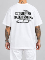 Cor: Branco | Costas | Oversized — Camiseta Encontre uma Solução, Não uma Desculpa (Verso)