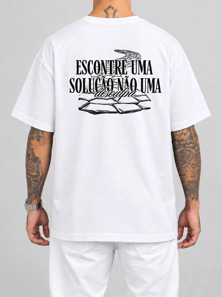Cor: Branco | Costas | Oversized — Camiseta Encontre uma Solução, Não uma Desculpa (Verso)