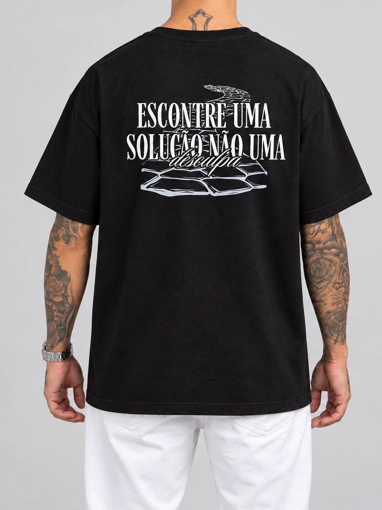 Cor: Preto | Costas | Oversized — Camiseta Encontre uma Solução, Não uma Desculpa (Verso)