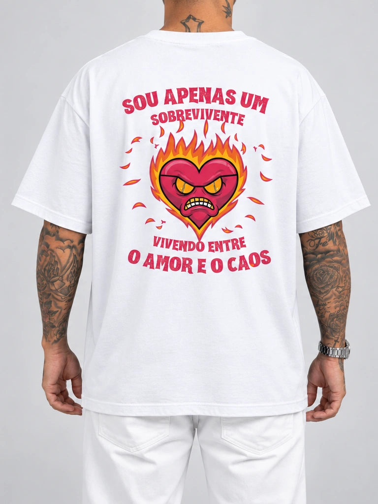 Cor: Branco | Costas | Oversized — Camiseta Sou Apenas Um Sobrevivente (Verso)