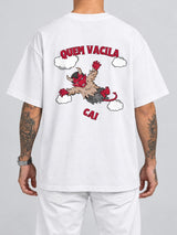 Cor: Branco | Costas | Oversized — Camiseta Quem Vacila Cai (Verso)
