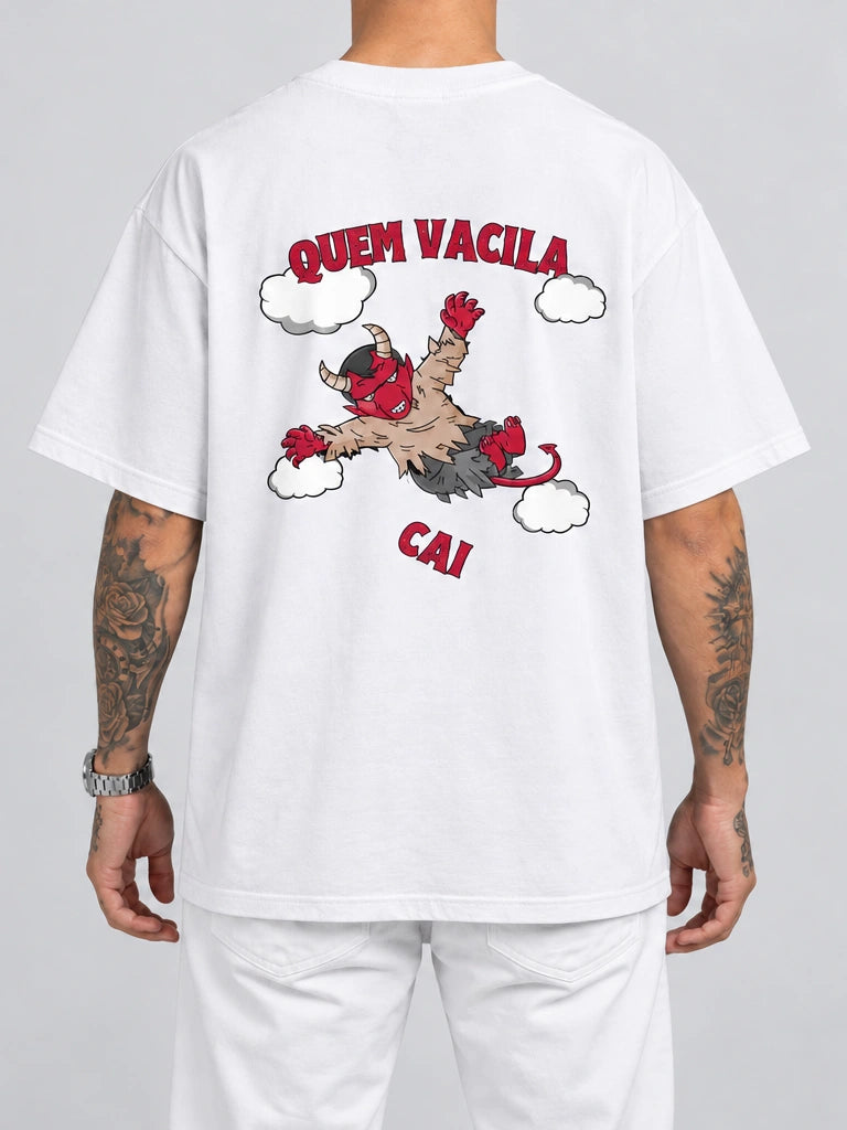 Cor: Branco | Costas | Oversized — Camiseta Quem Vacila Cai (Verso)