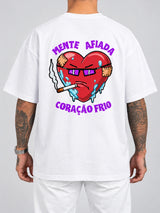 Cor: Branco | Costas | Oversized — Camiseta Mente Afiada Coração Frio (Verso)